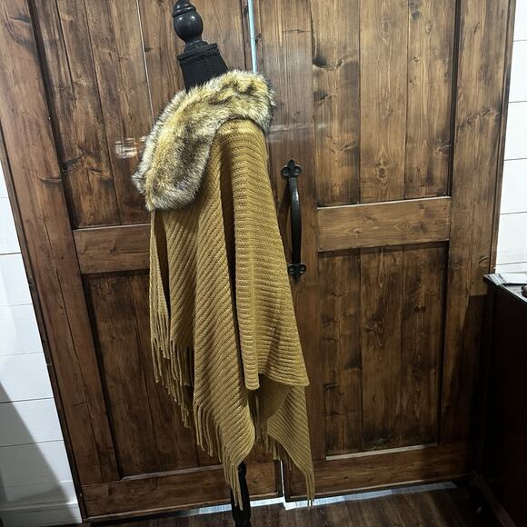 Song N Spirit Shawl With Removable Faux Collar One Size Fits All - Picture 2 of 6